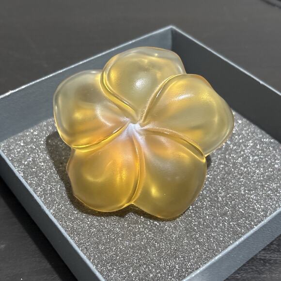 Lalique Crystal Plumeria Flower Ring Holder France Glass Amber 3" Signed NEW - Picture 5 of 9